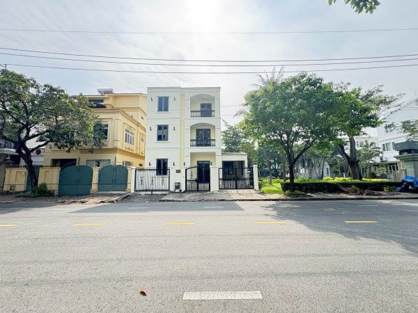 Bán Biệt Thự Nam Thông 1, Nhà Thô, 3 Tầng, 11x18m, Cạnh Công Viên, Hướng Tây Bắc